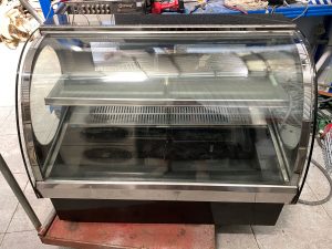 Tủ trưng bày bánh kem để bàn kính cong Ewelly