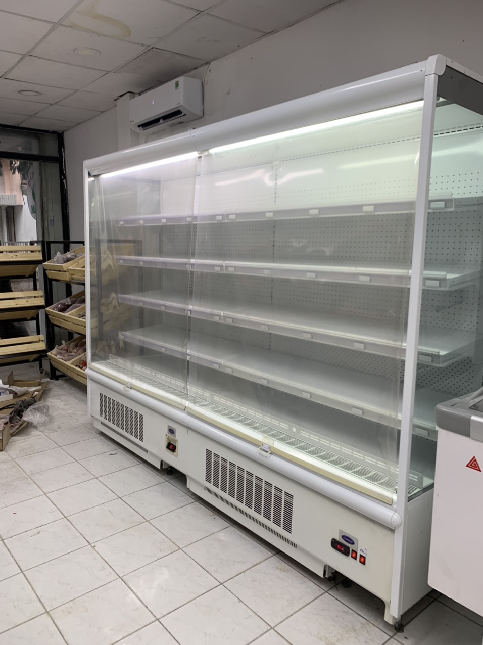 Lắp đặt tủ mát siêu thị không cánh Carrier 2.5m Quận Phú Nhuận
