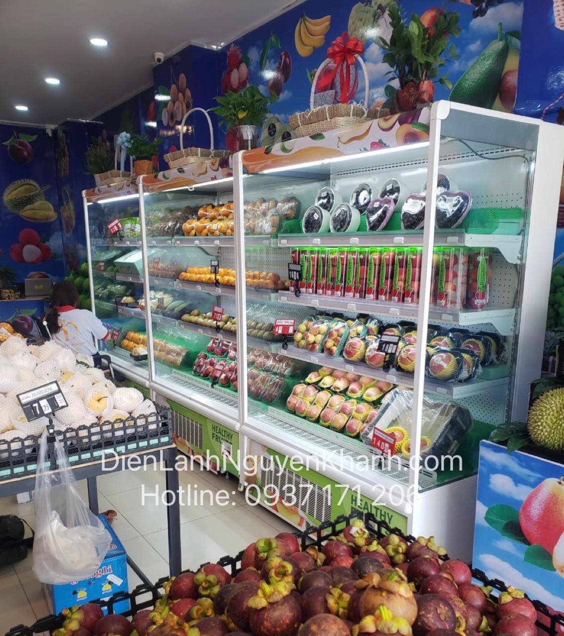 Tủ mát trưng bày trái cây nhập khẩu tại cửa hàng Quả Táo Vàng Bình Dương